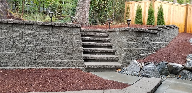 RETAINING WALL & STEPS WITH MANORSTONE BLOCKS GRAY.