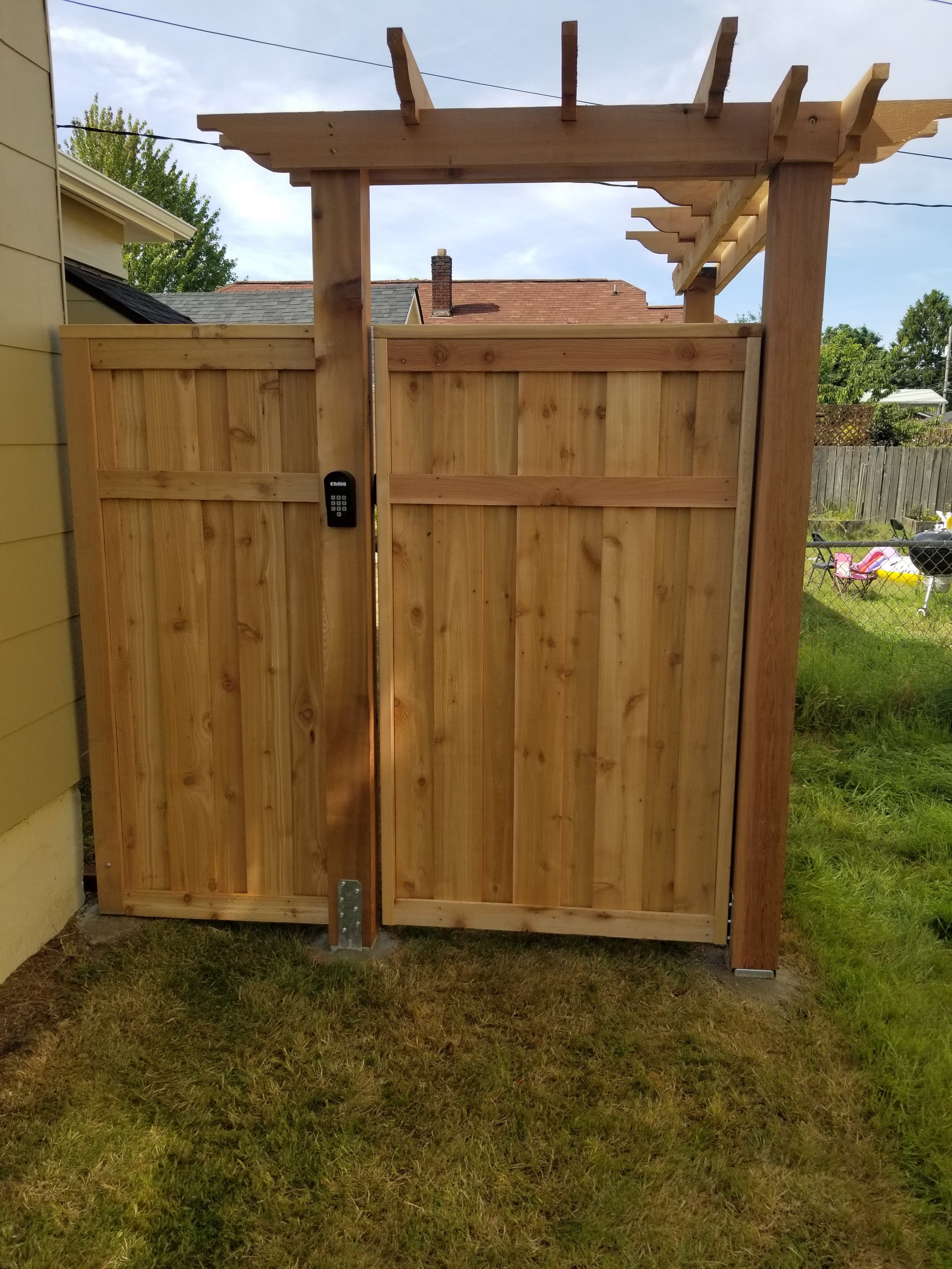 6'FT OVERLAPPED GATE WITH ELECTRONIC LATCH.