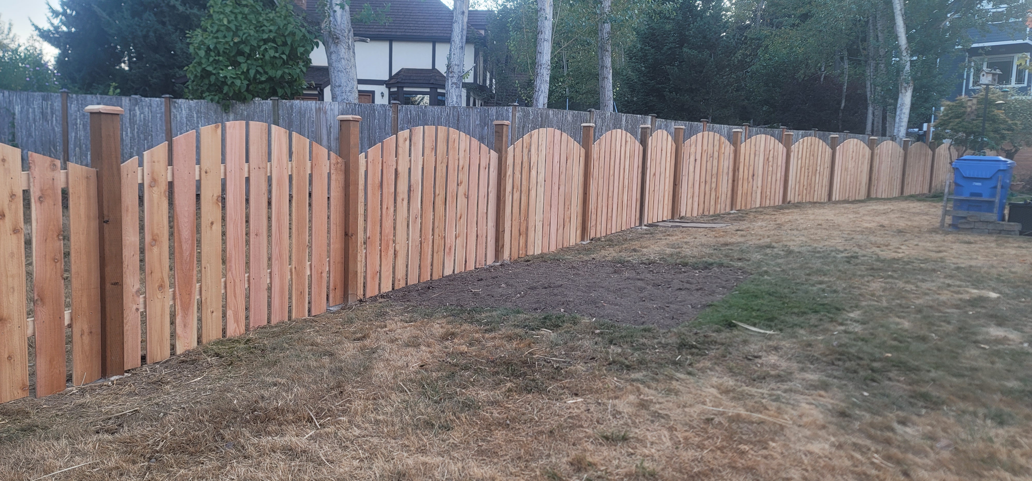 5'FT PICKET CEDAR FENCE ROUNDED TOP.