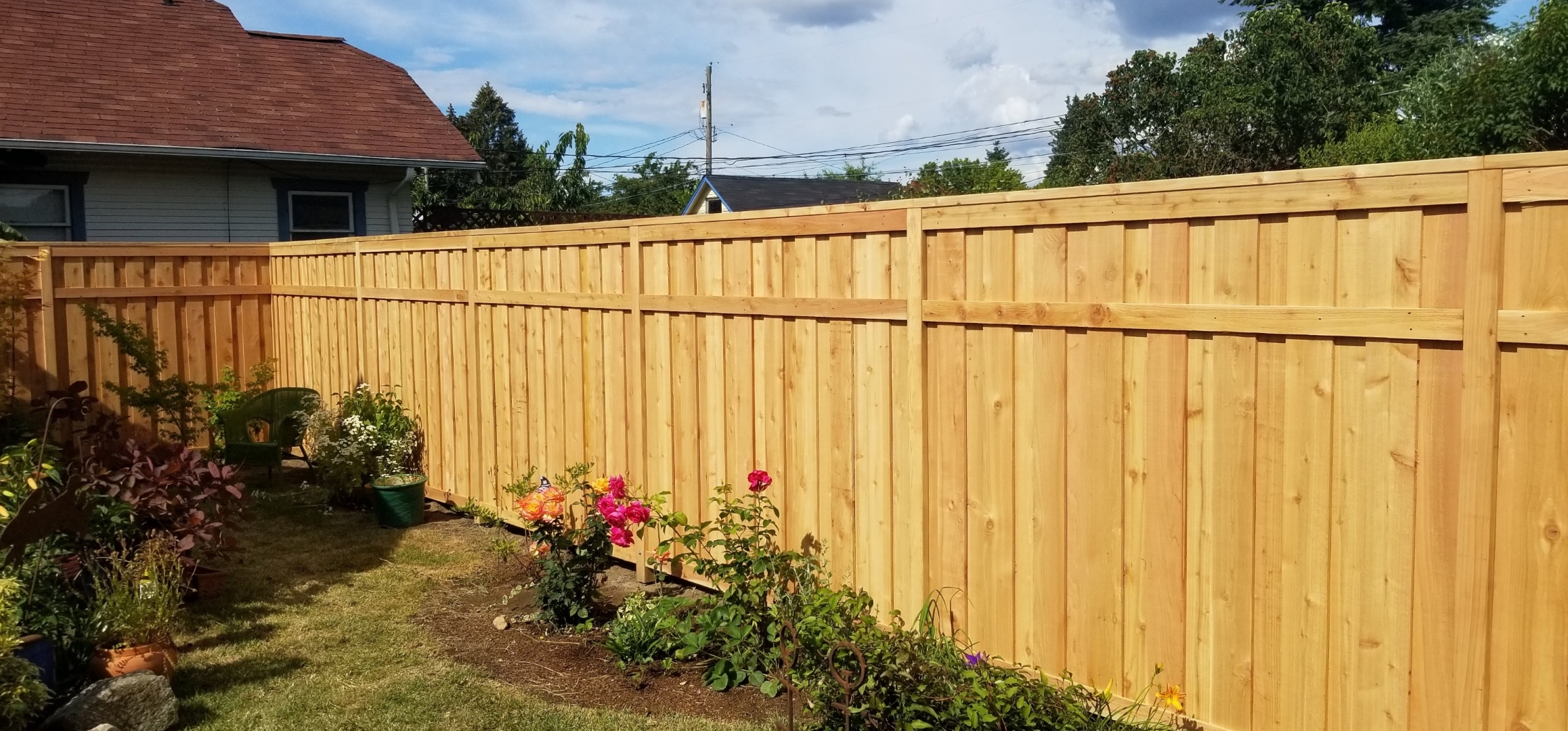 6'FT 3 RAILS FLAT TOP OVERLAPPED CEDAR FENCE.