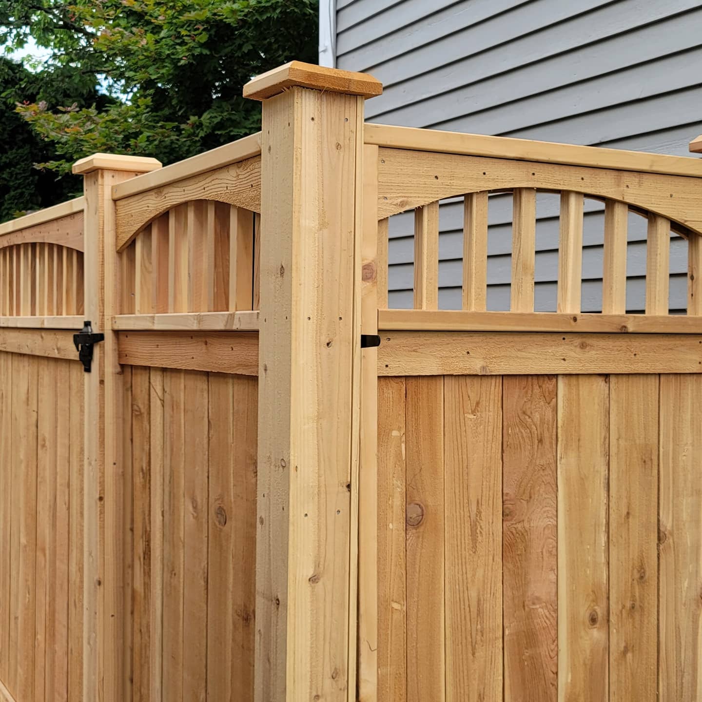 6'FT CUSTOM CRAFTSMAN CEDAR FENCE & GATE.