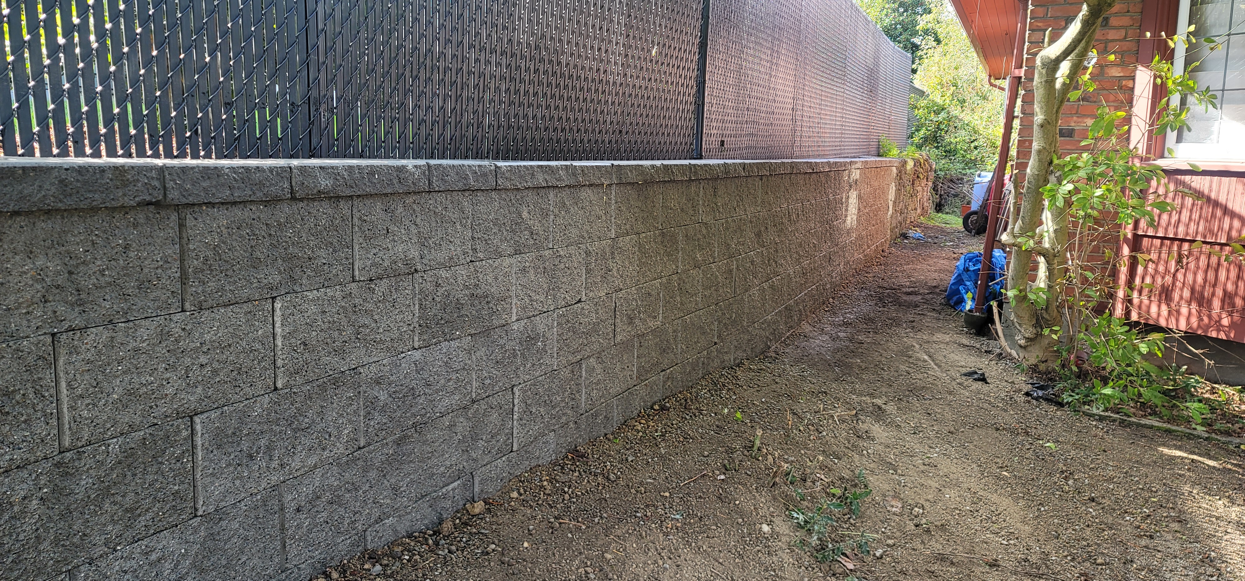 RETAINING WALL WITH CORNERSTONE BLOCKS.