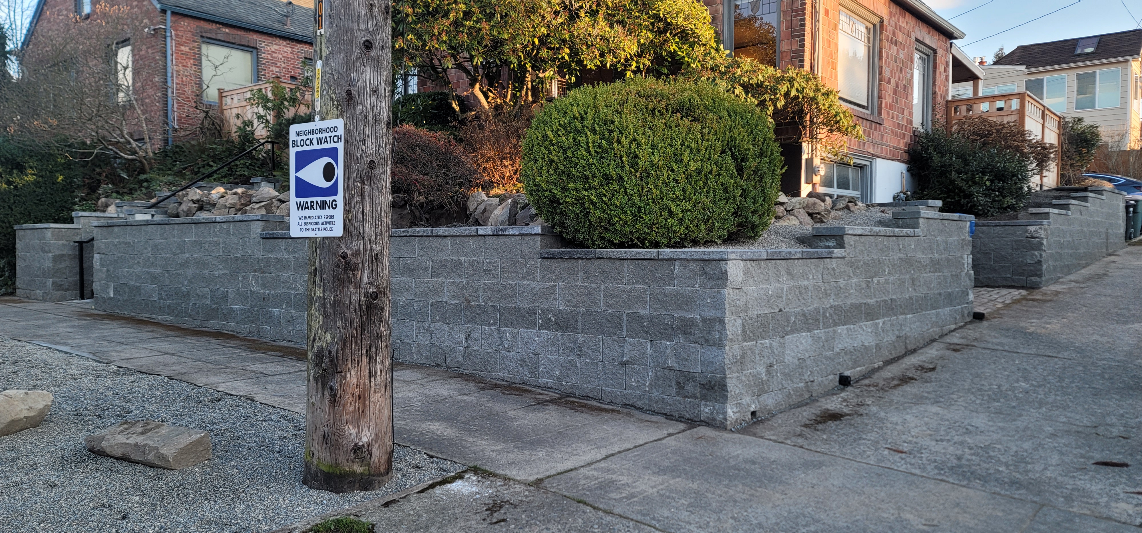 RETAINING WALLS WITH CORNERSTONE BLOCKS GRAY.