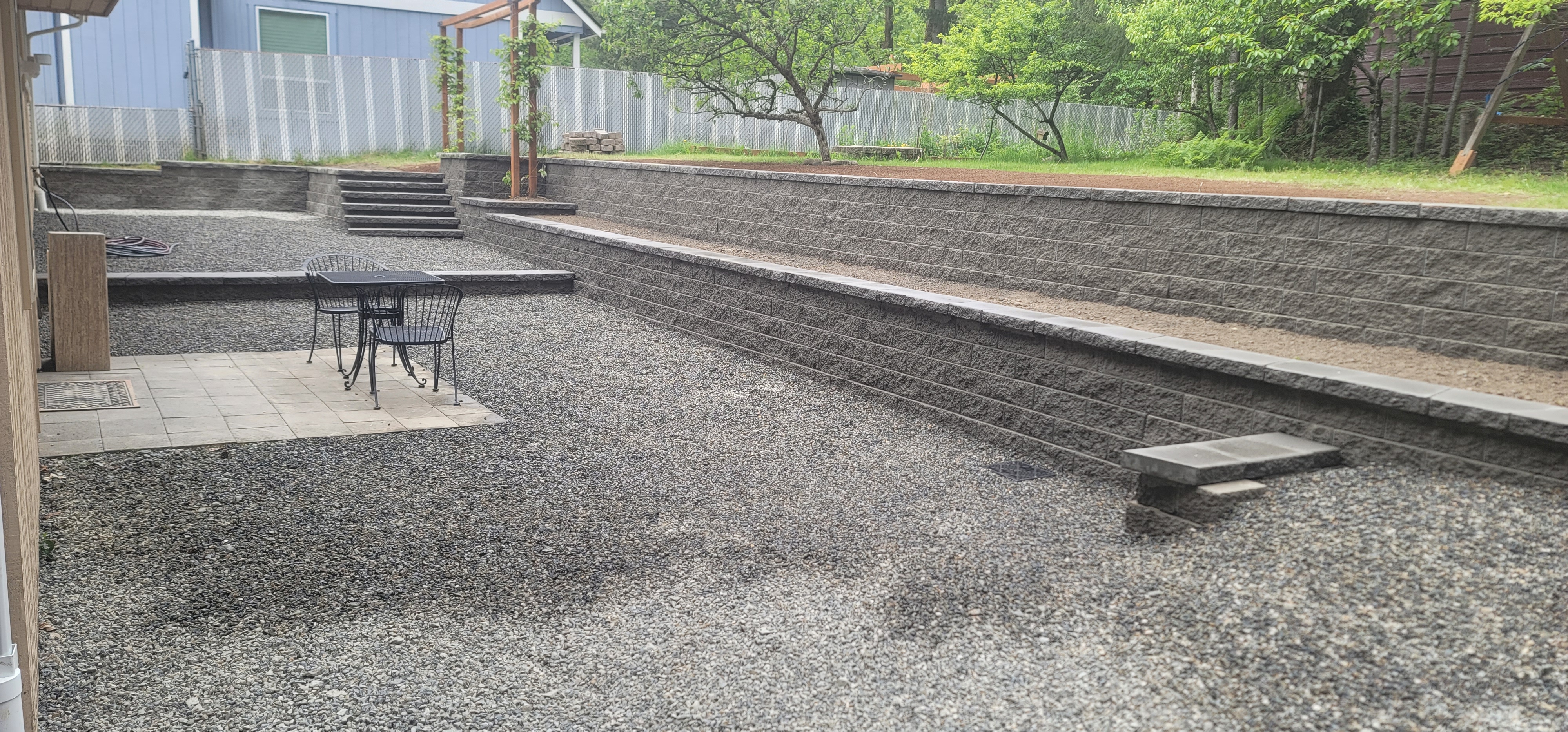 RETAINING WALLS WITH MANORSTONE BLOCKS GRAY.