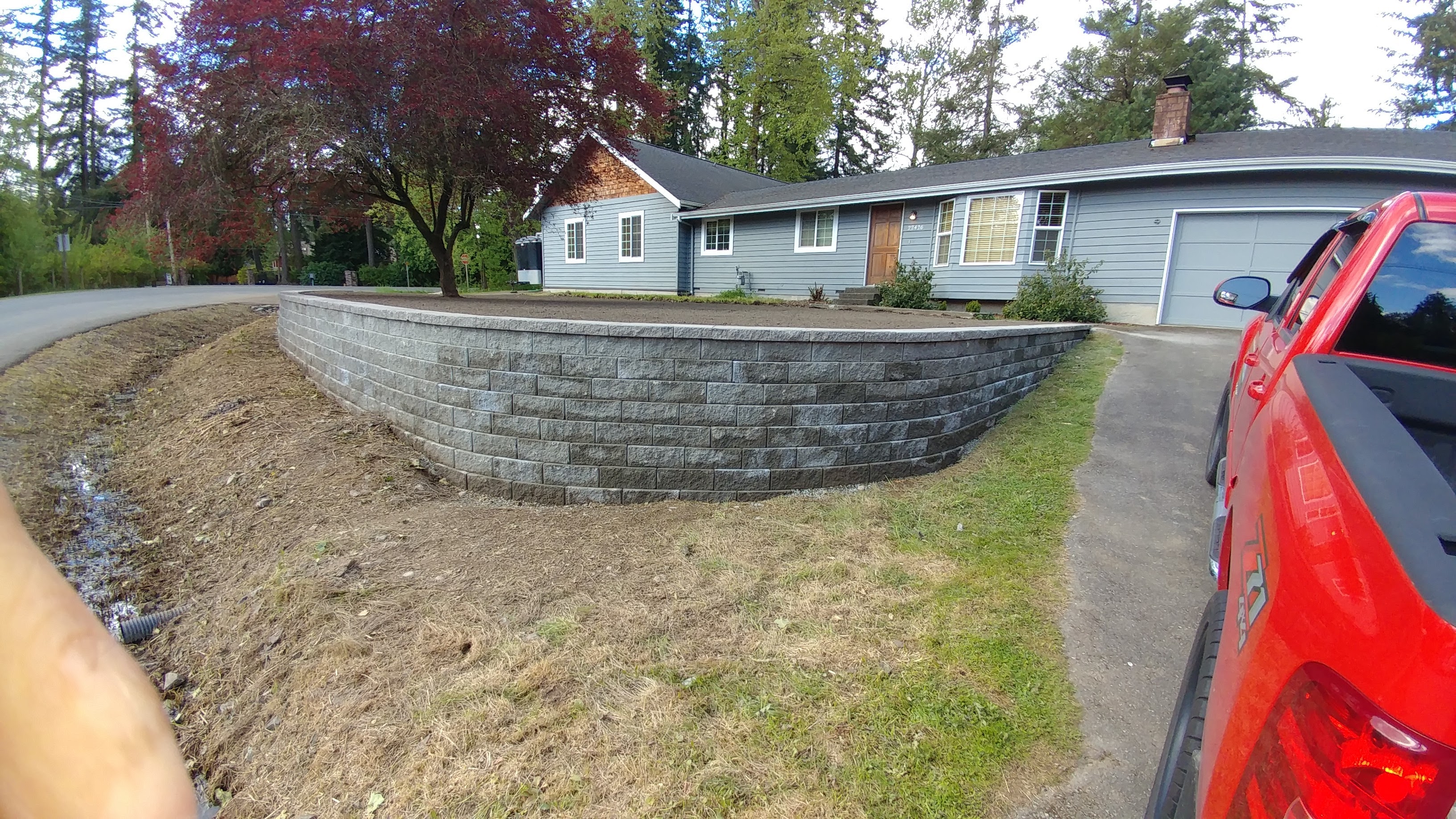 RETAINING WALL WITH MANORSTONE BLOCKS GRAY