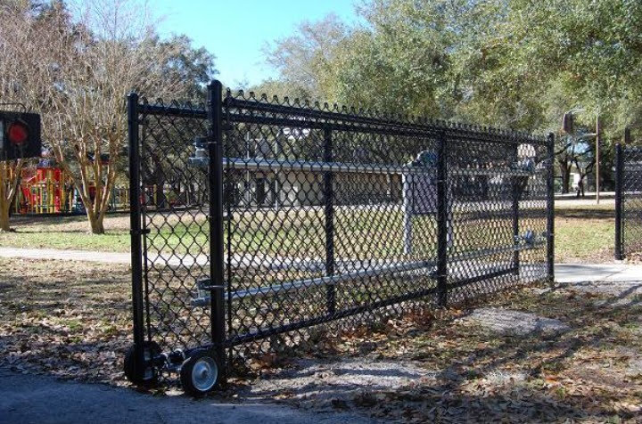 VINYL COATED STEEL CHAIN LINK ROLLING GATE BLACK.