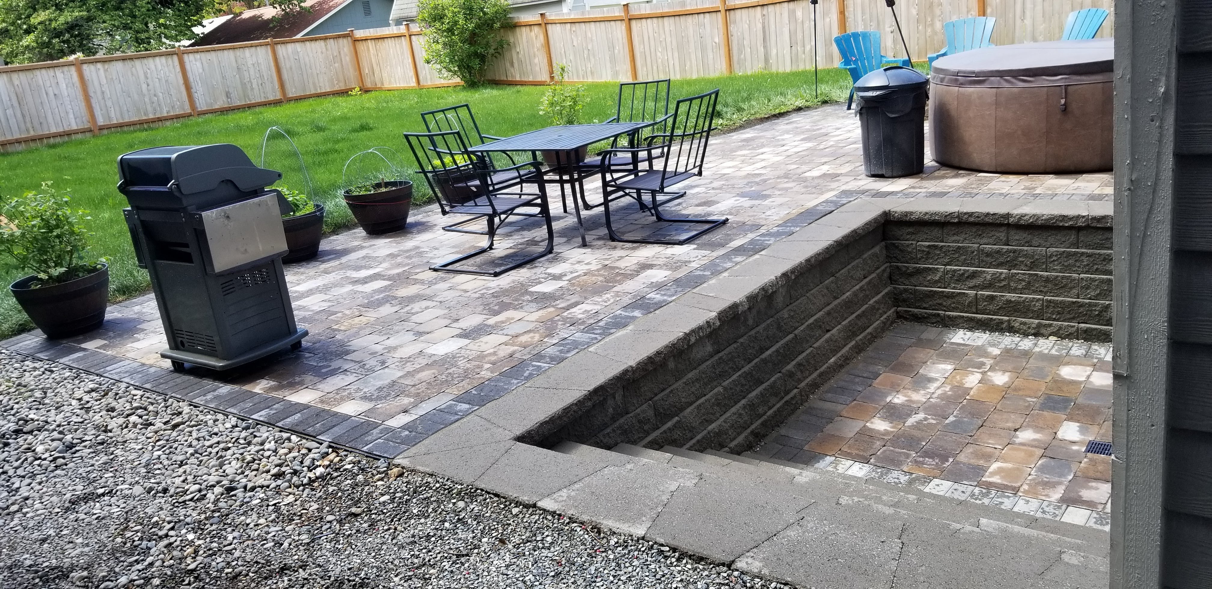 PATIO WITH COBBLESTONE PAVERS
