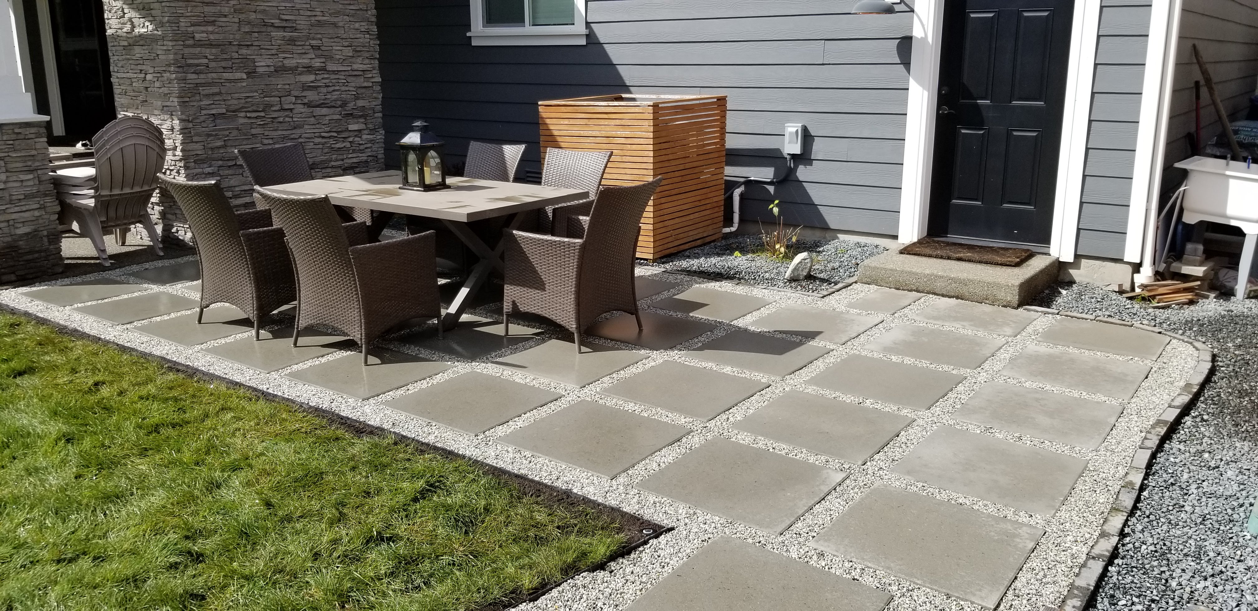 PATIO WITH VANCOUVER BAY SLABS GRAY