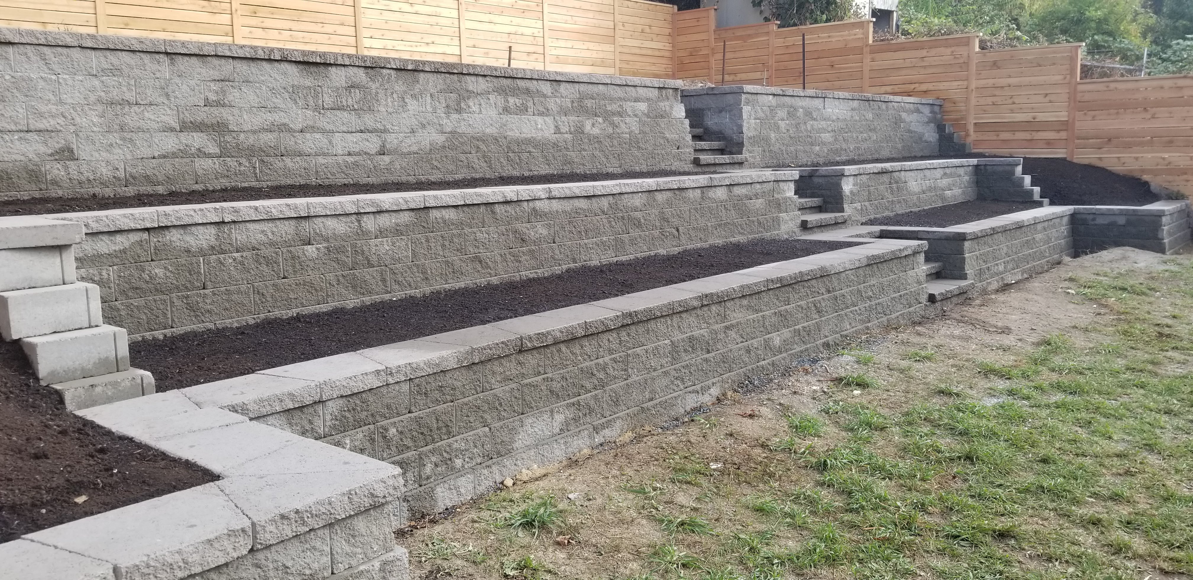 RETAINING WALLS WITH MANORSTONE BLOCKS STRAIGHT FACE GRAY.