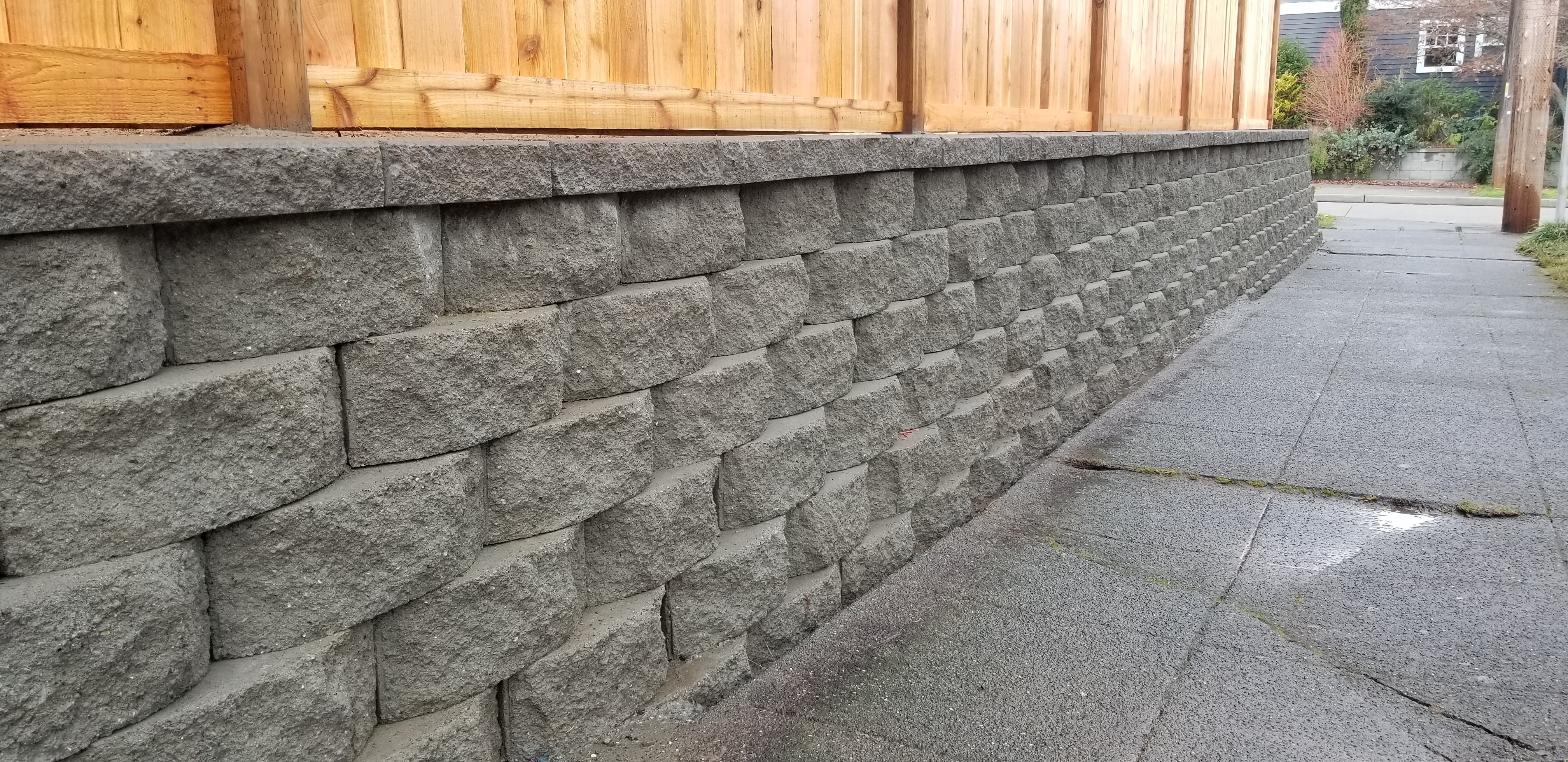 RETAINING WALL WITH MANORSTONE  BLOCKS WITH RADIUS FACE GRAY.