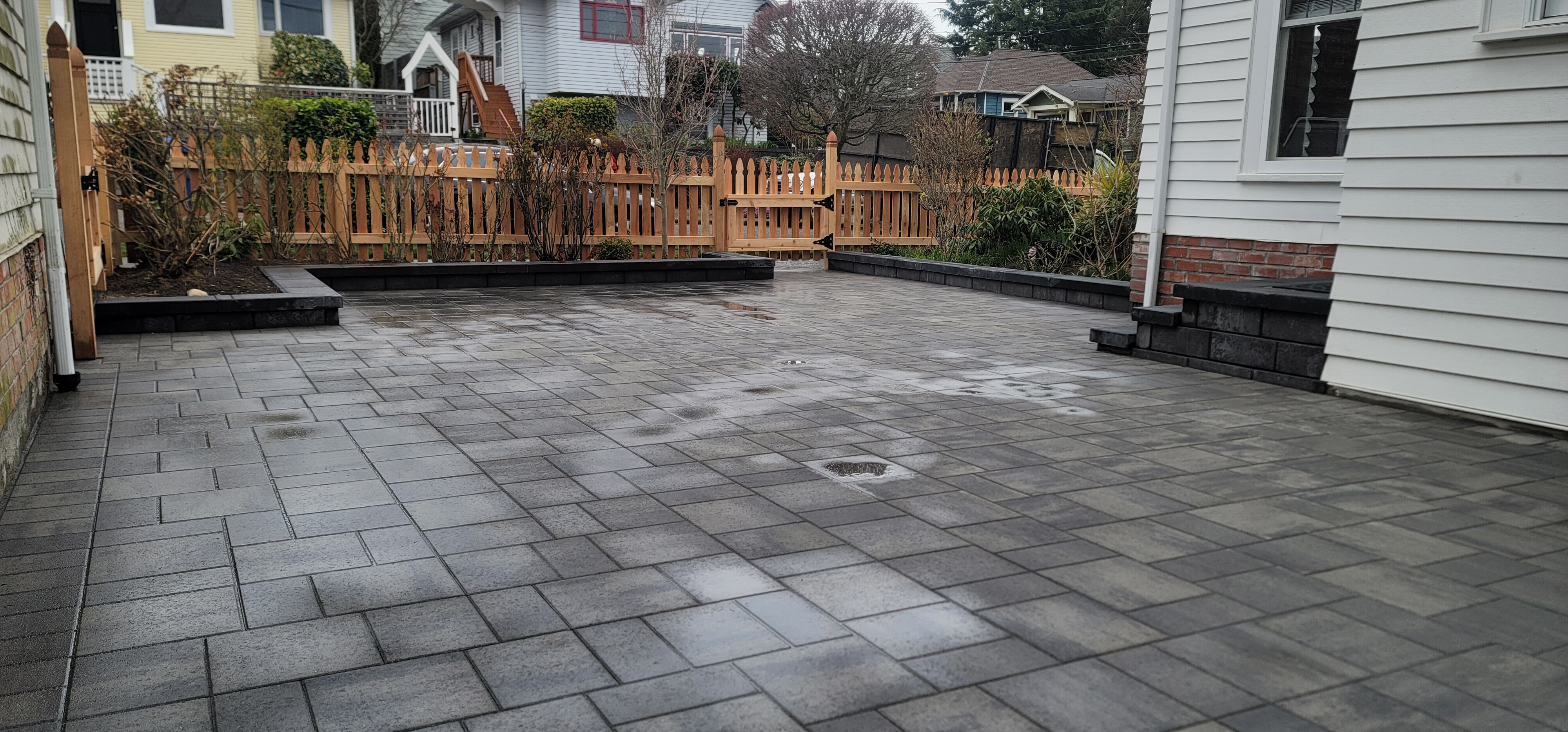 PATIO WITH CATALINA GRANA SLABS