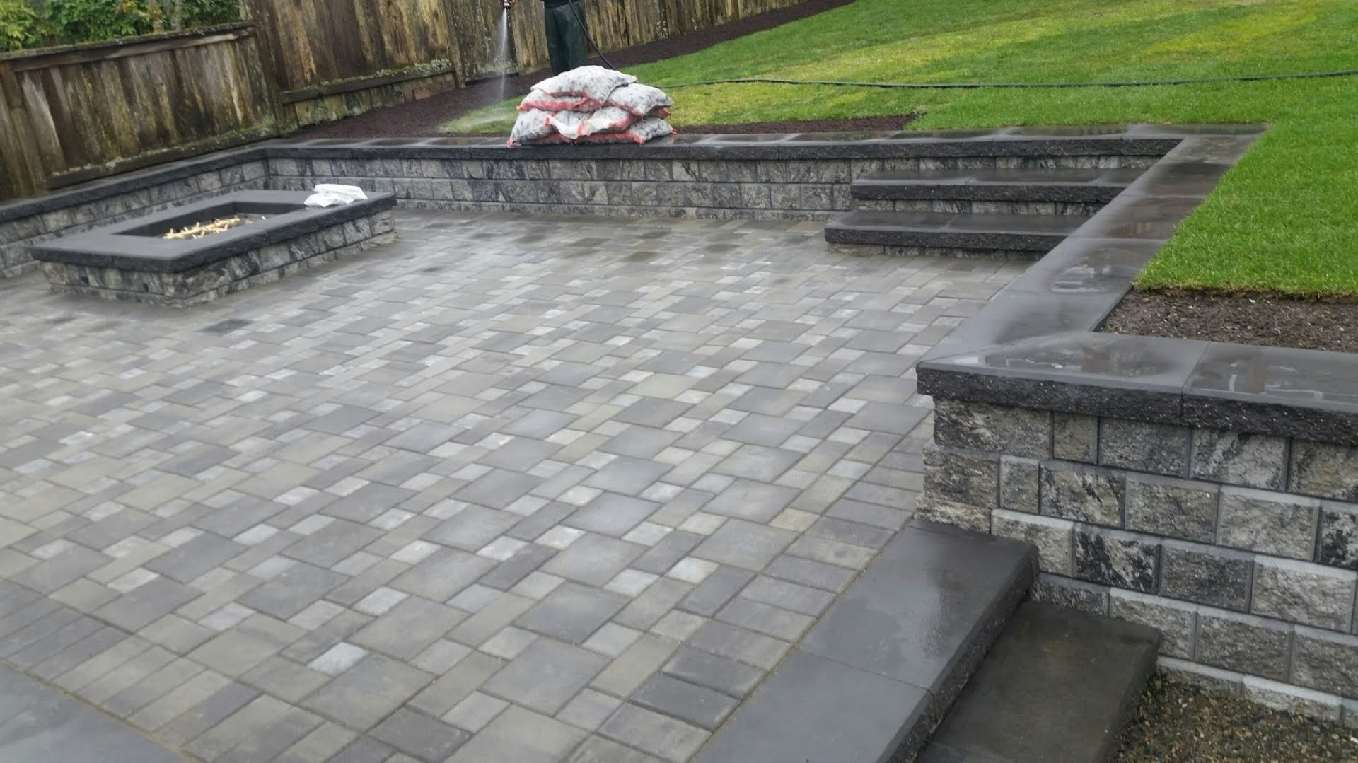 PATIO WITH STANDARD SHADOW PAVERS. AND RETAINING WALLS WITH PISALITE BLOCKS