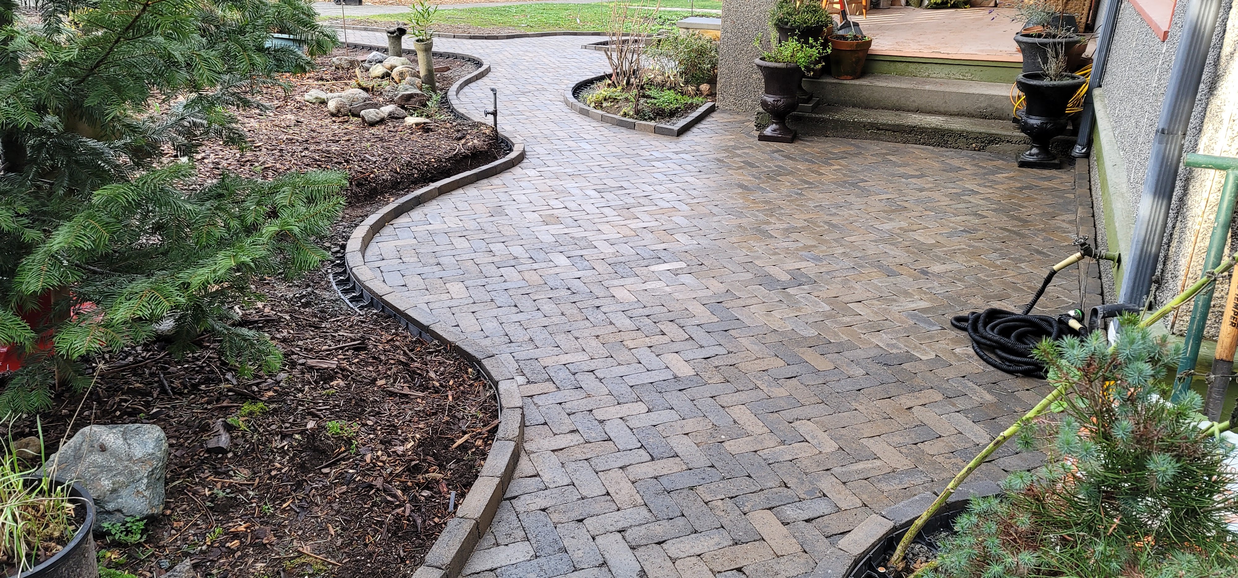 PATIO WITH COBBLESTONE PAVERS