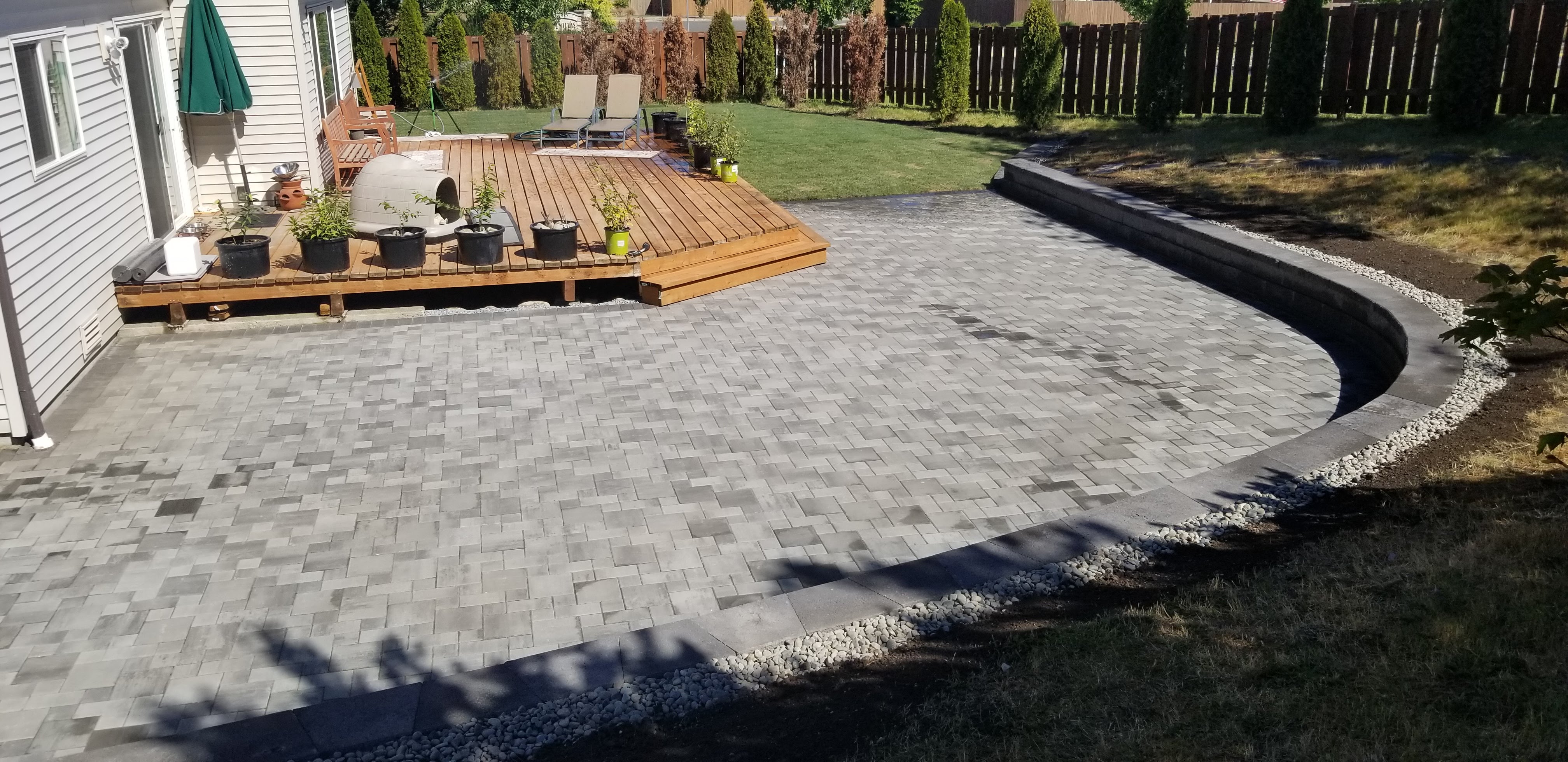 PATIO & WALL WITH STANDARD SHADOW PAVERS 