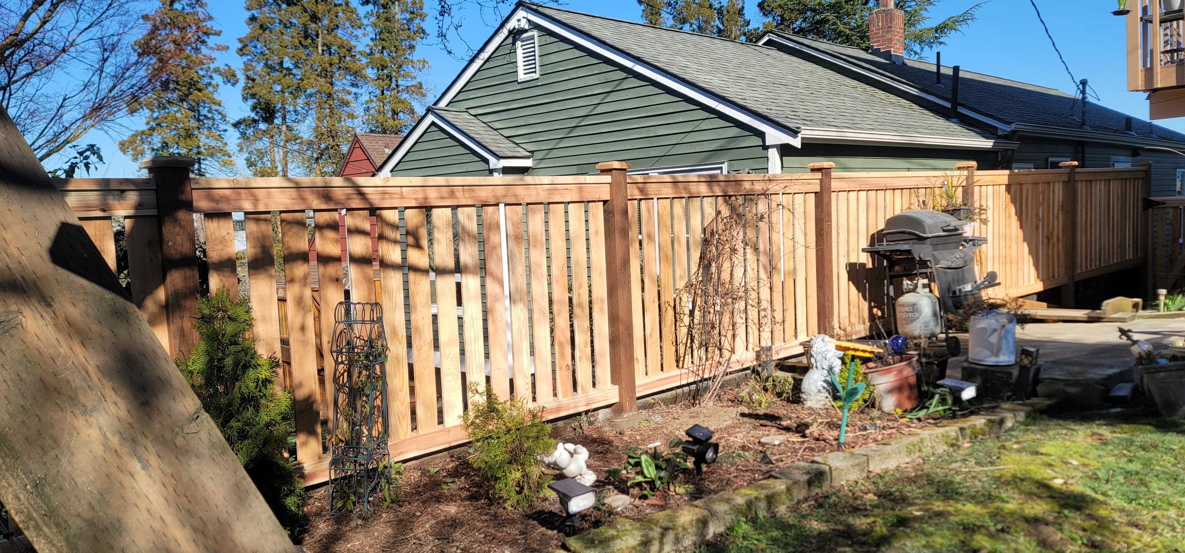 4'FT FULL PANEL CEDAR FENCE WITH SPACING.