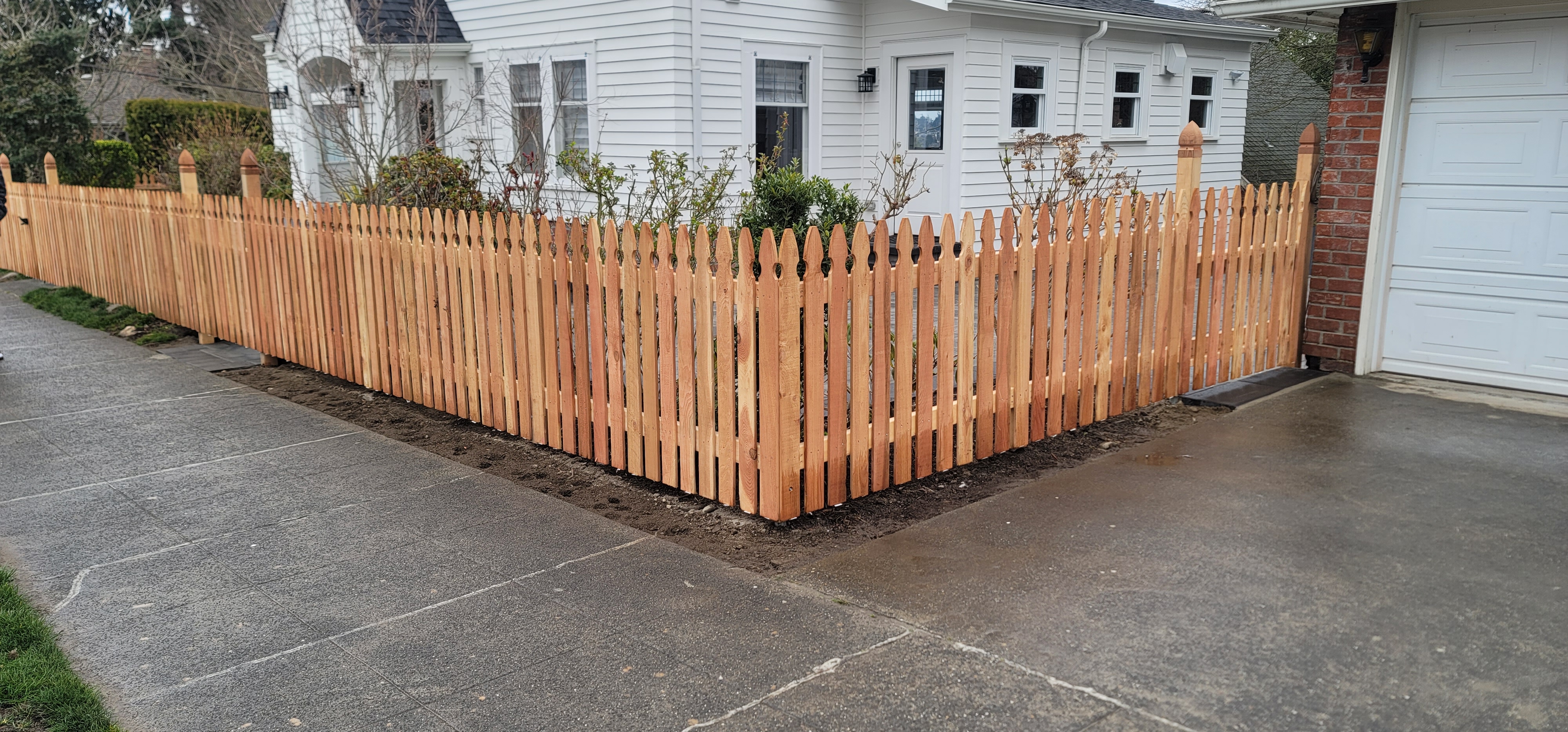 4'FT CEDAR PICKET FENCE.