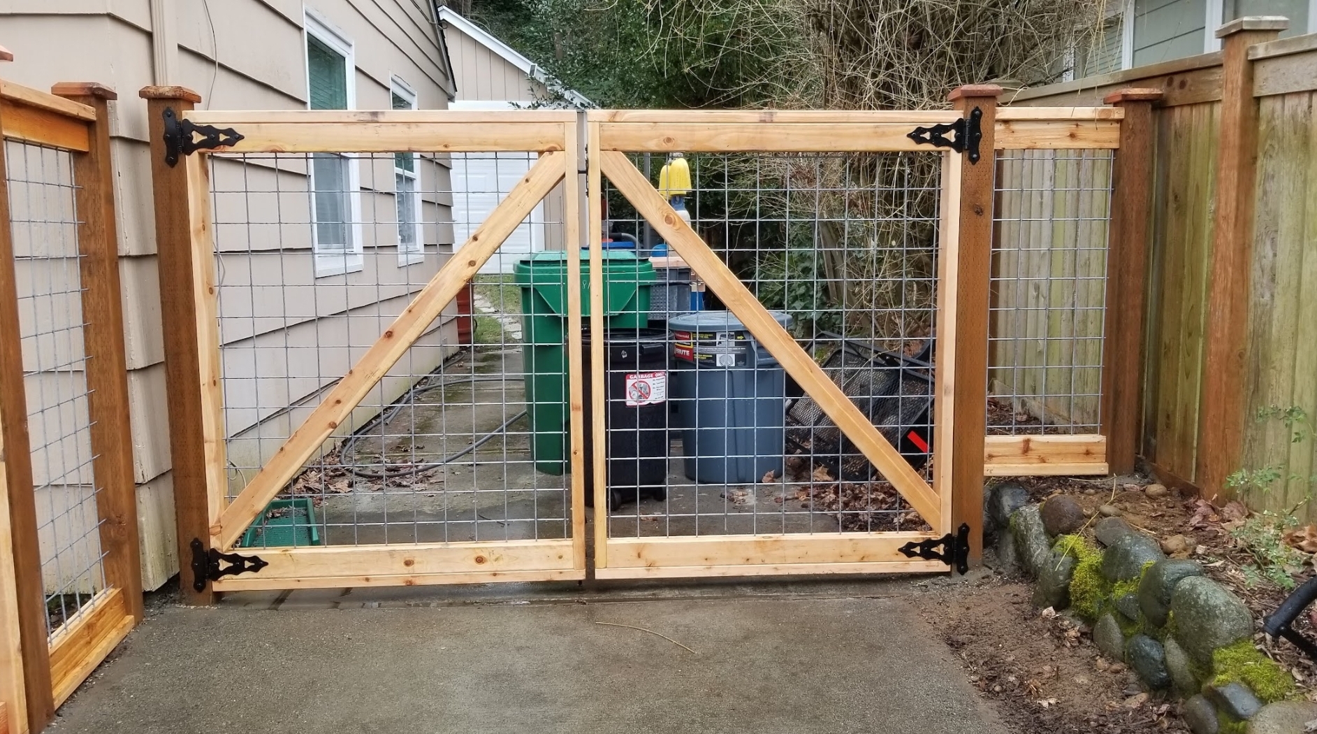 5'FT DOUBLE PANEL HOG-WIRE GATE.