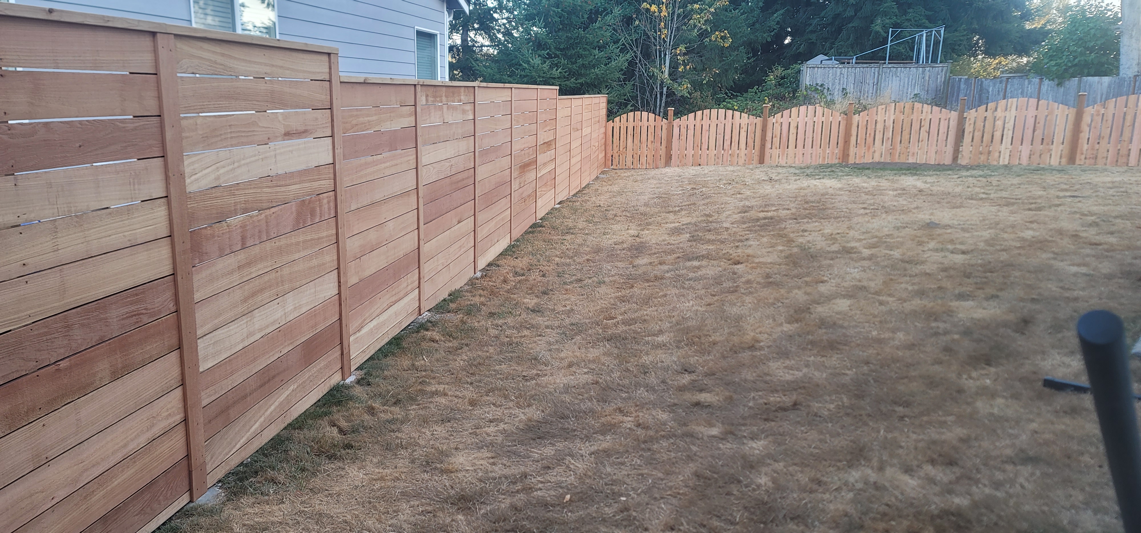 6'FT HORIZONTAL CEDAR FENCE WITH CLEAR BOARDS.