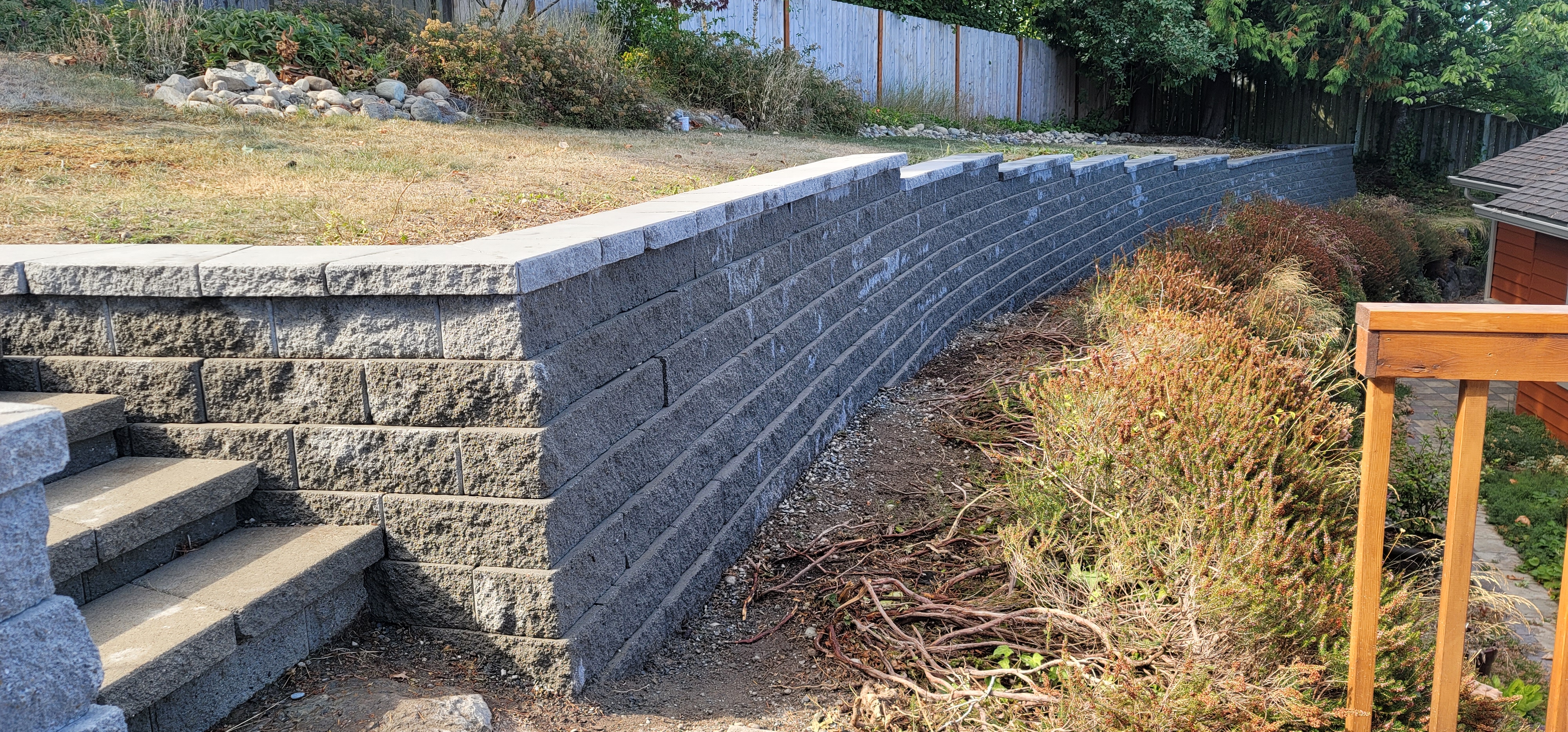 RETAINING WALL & STEPS WITH MANORSTONE BLOCKS.